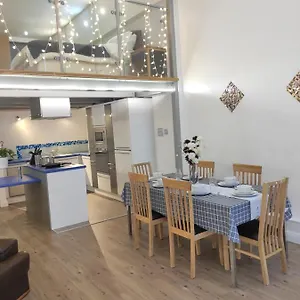 https://city-centre-duplex-3rooms-apartment-with-parking.hotelsin-nottingham.com